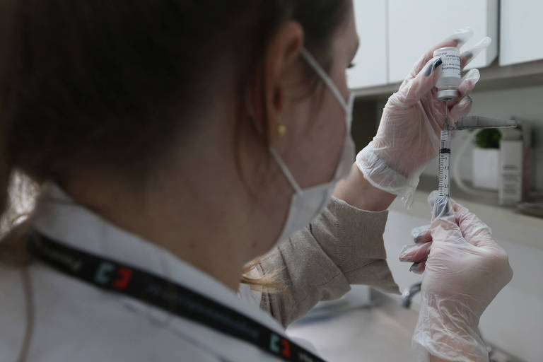 Vacina de spray nasal ainda em teste é diferente de remédio defendido por Bolsonaro