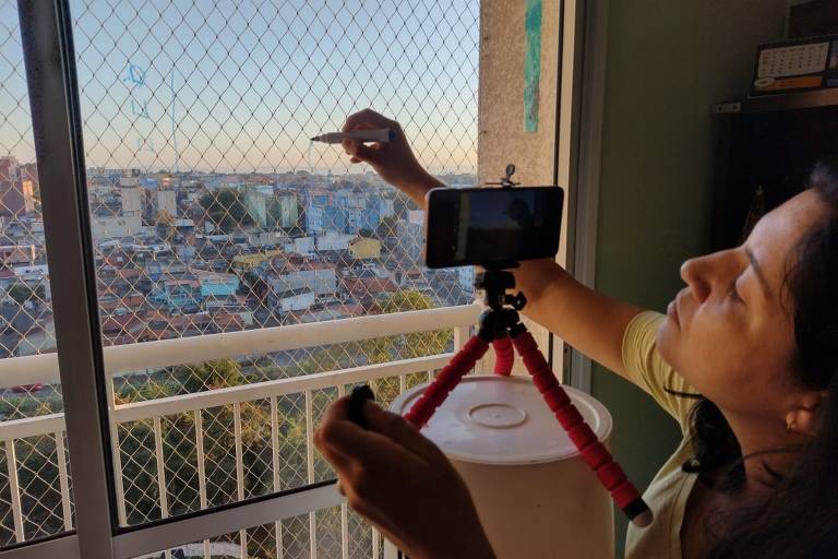 A professora da rede estadual Michele Gesteira usa técnica de cinema chamada stop motion (quadro a quadro) para fazer vídeo para o Minuto Escola