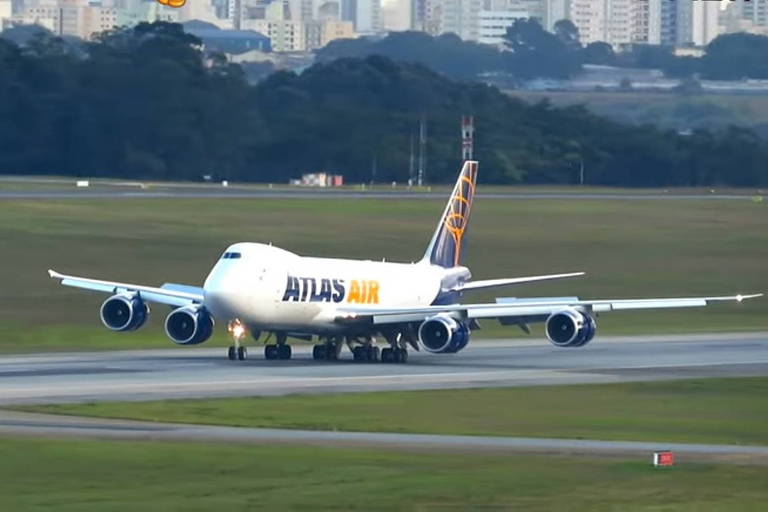 Mais novo Boeing 747 do mundo pousa no Brasil na 1ª operação; veja vídeo
