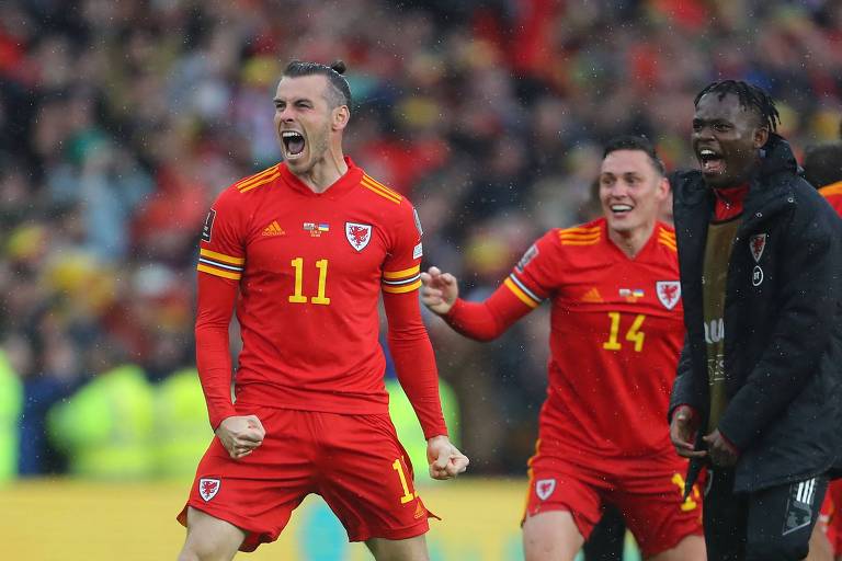 Principal jogador galês, Gareth Bale (camisa 11) comemora a classificação