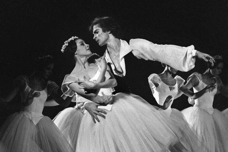 O bailarino russo Rudolf Nureyev durante apresentação em Paris, em 1972