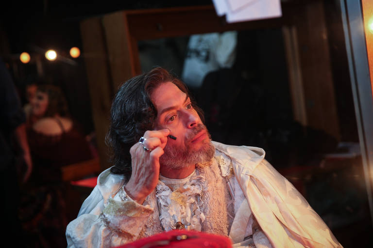 Rubens Caribé nos bastidores da peça 'O Julgamento Secreto de Joana D'Arc, no Teatro Oficina