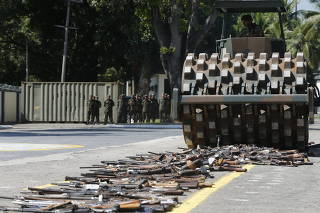 Exército destrói armas apreendidas no Rio de Janeiro