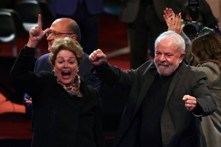 Lula com a ex-presidente Dilma Rousseff (PT) e seu candidato a vice, Geraldo Alckmin (PSB, atrás), em evento de campanha em Porto Alegre 