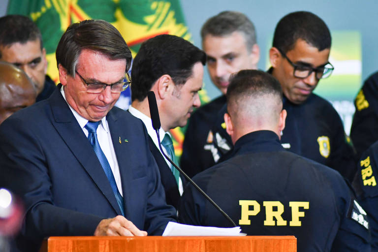 Bolsonaro diz que, 'ao que tudo indica', servidores não terão reajuste neste ano