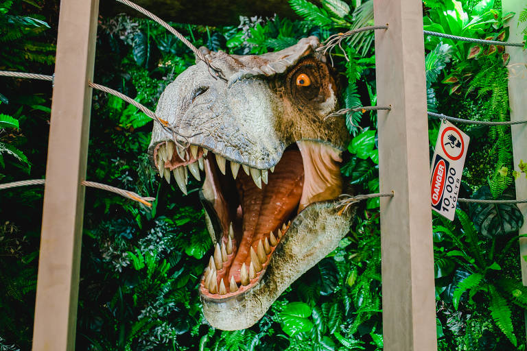 Réplica de tiranossauro rex na T-Rex Kingdom Pizza, pizzaria temática de 'Jurassic Park' em São Paulo