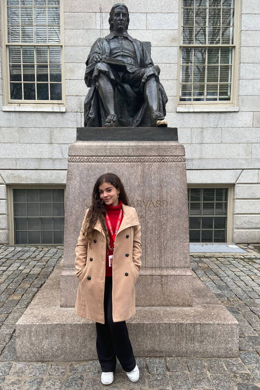 Sofia em visita à Universidade Harvard, na foto ela está em frente a uma estátua