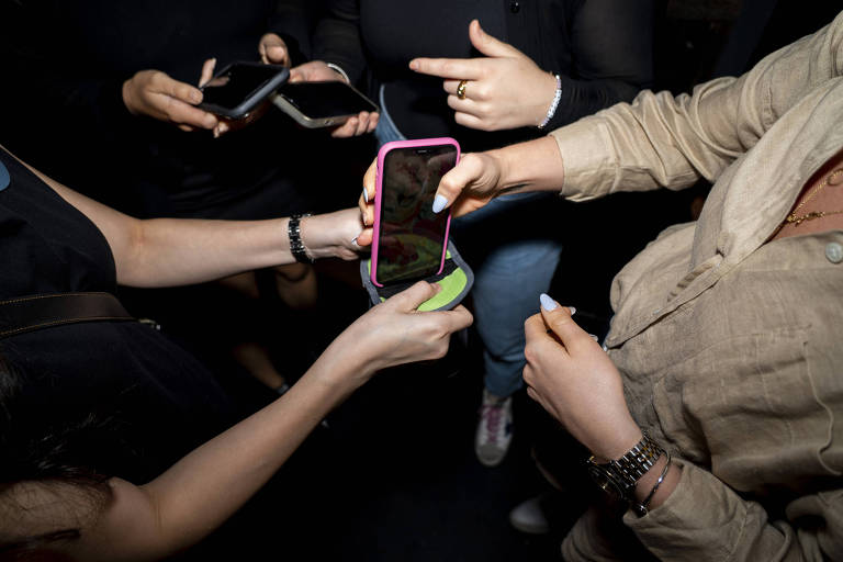 Público guarda seus celulares em bolsas antes que comece o espetáculo em um teatro de Nova York