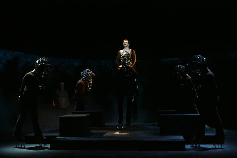 Daniel Radcliffe, no centro, na peça 'Equus' no Broadhurst Theater em New York, em montagem de 2008