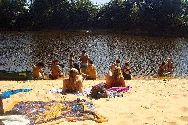Elenco de 'Pantanal' aproveita folga para tomar banho de rio longe do set