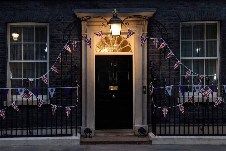 Porta de entrada do número 10 de Downing Street, sede do governo britânico, em Londres