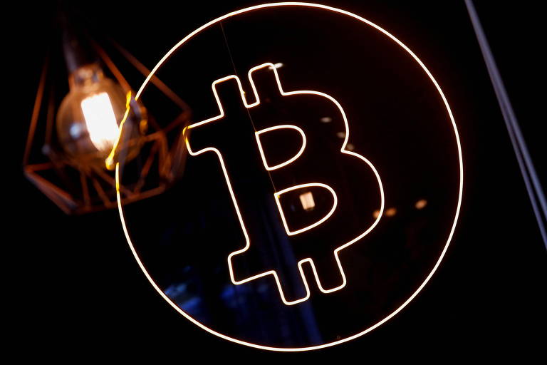 Após 'criptocolapso', investidores voltam a apostar no bitcoin