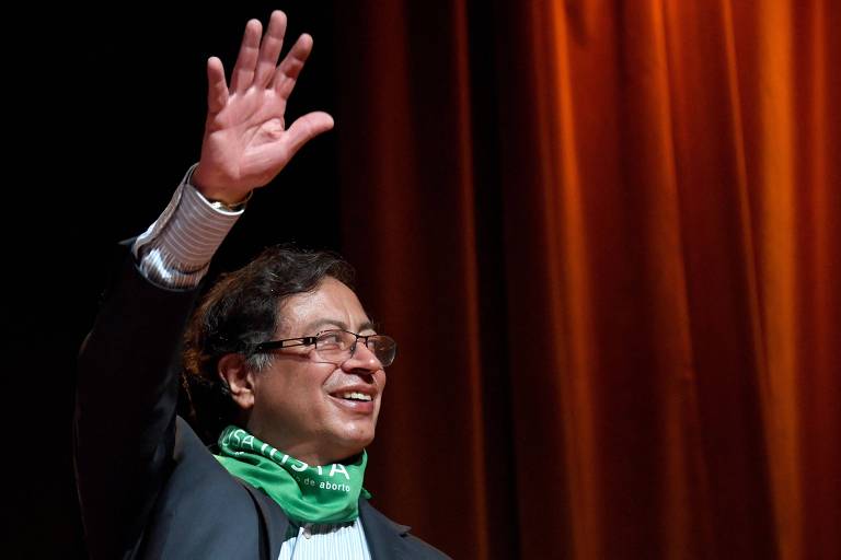 Com um lenço verde, símbolo do movimento a favor do direito ao aborto, candidato à Presidência da Colômbia Gustavo Petro acena durante debate em Bogotá