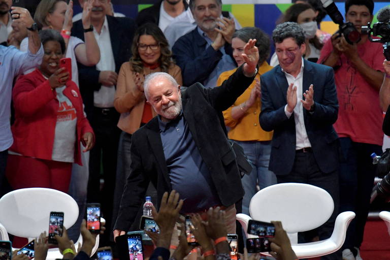 Imagem mostra Lula cercado de apoiadores