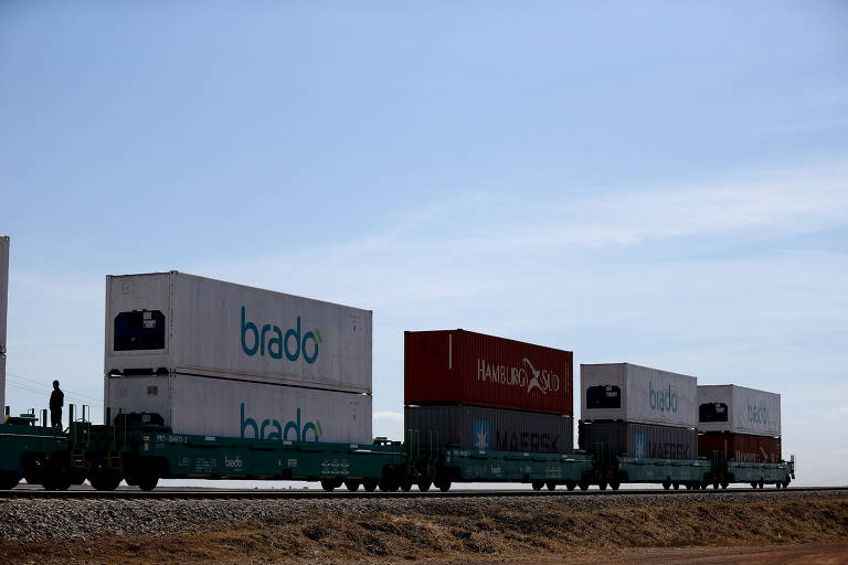 Composição da Rumo no dia da cerimônia de assinatura do contrato de concessão da Ferrovia Norte-Sul, em Anápolis (GO)