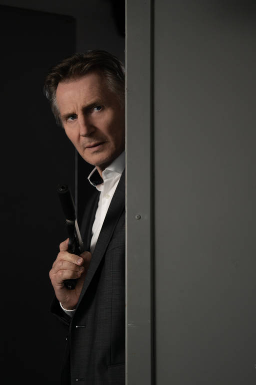 Em Assassino Sem Rastro, Alex Lewis (Liam Neeson) é um assassino experiente  com reputação de precisão discreta. Ele planeja se aposentar logo, mas  recebe, By Ponto TV Publicidade