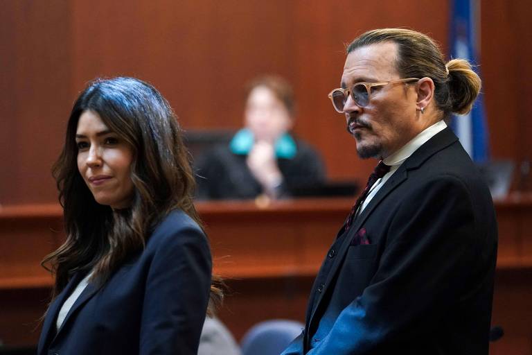 O ator americano Johnny Depp ao lado de sua advogado Camille Vasquez 