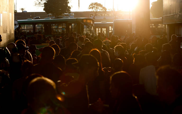 Passageiros aguardam ônibus em rodoviária de Brasília
