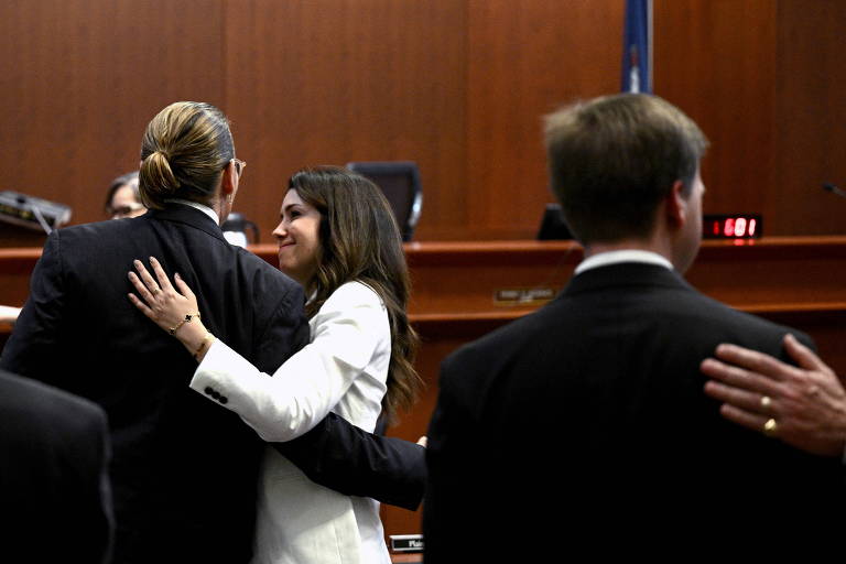 Camille Vasquez abraça seu cliente, o ator Johnny Depp, no tribunal 