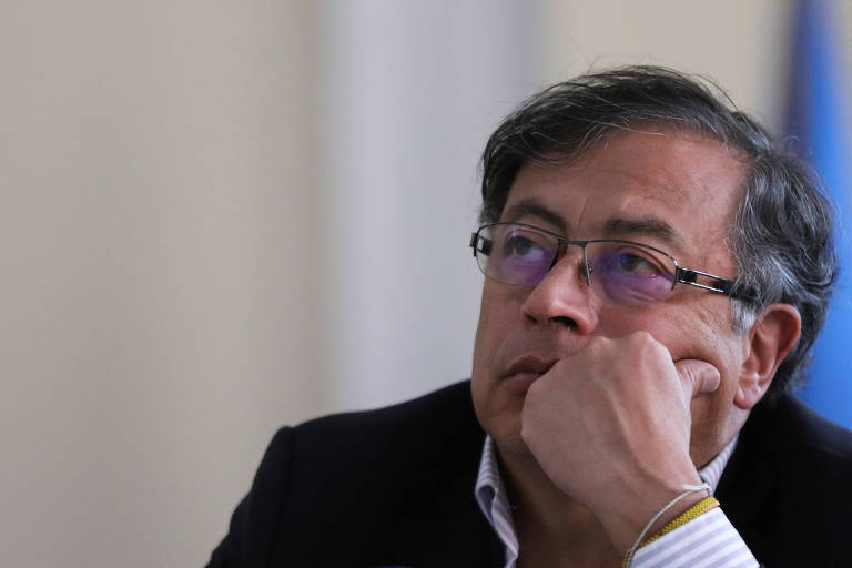 Gustavo Petro, candidato a presidente na eleição na Colômbia, apoia o rosto na mão esquerda; ele usa óculos