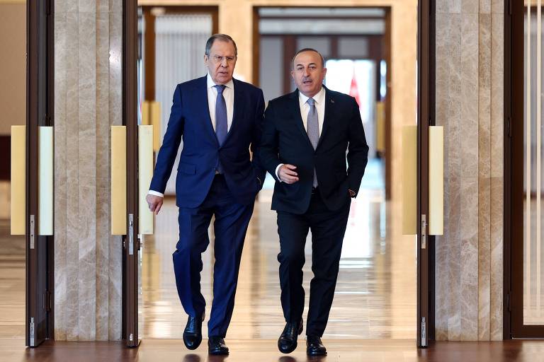 O chanceler da Rússia, Serguei Lavrov, à esq., e seu homólogo turco, Mevlut Cavusoglu, durante encontro em Ancara