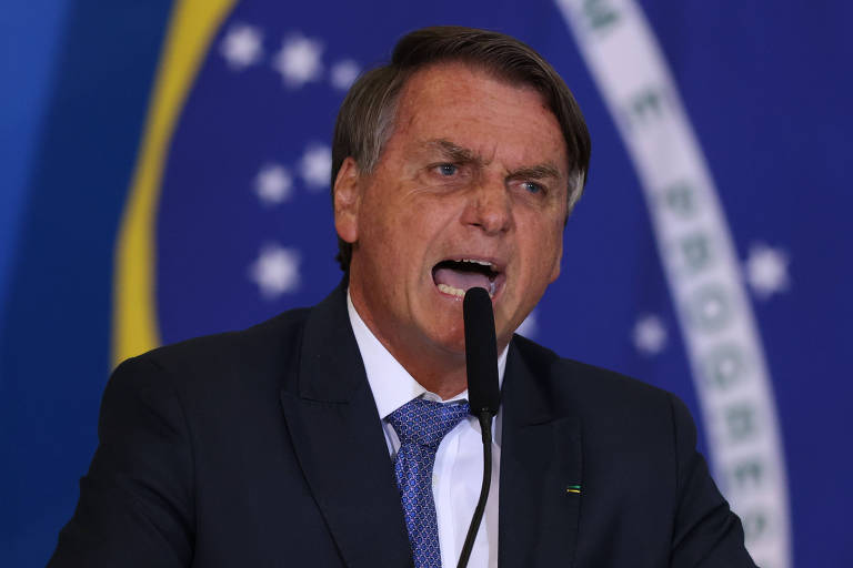 O presidente Jair Bolsonaro discursa aos gritos contra o STF no Palácio do Planalto
