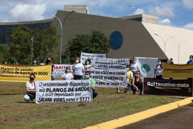 Pais, responsáveis e usuários de planos de saúde protestam na frente do STJ, em Brasília