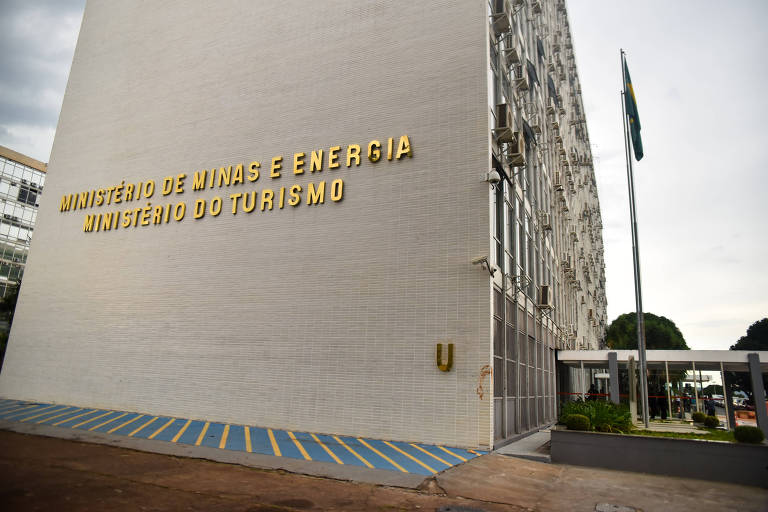 Imagem mostra lateral do prédio dos Ministérios de Minas e Energia e Turismo.