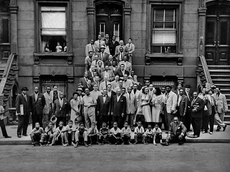 Na foto 'Um Grande Dia no Harlem', ou 'Harlem, 1958', o fotógrafo Art Kane reuniu 57 grandes músicos de jazz numa escadaria no bairro de Nova York