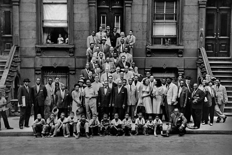 Na foto 'Um Grande Dia no Harlem', ou 'Harlem, 1958', o fotógrafo Art Kane reuniu 57 grandes músicos de jazz numa escadaria no bairro de Nova York