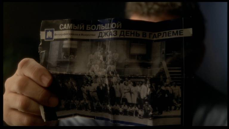Cena de 'O Terminal', filme de Steven Spielberg, em que personagem vai aos EUA para cumprir desejo do pai de coletar os autógrafos de todos os músicos da foto 'Um Grande Dia no Harlem'