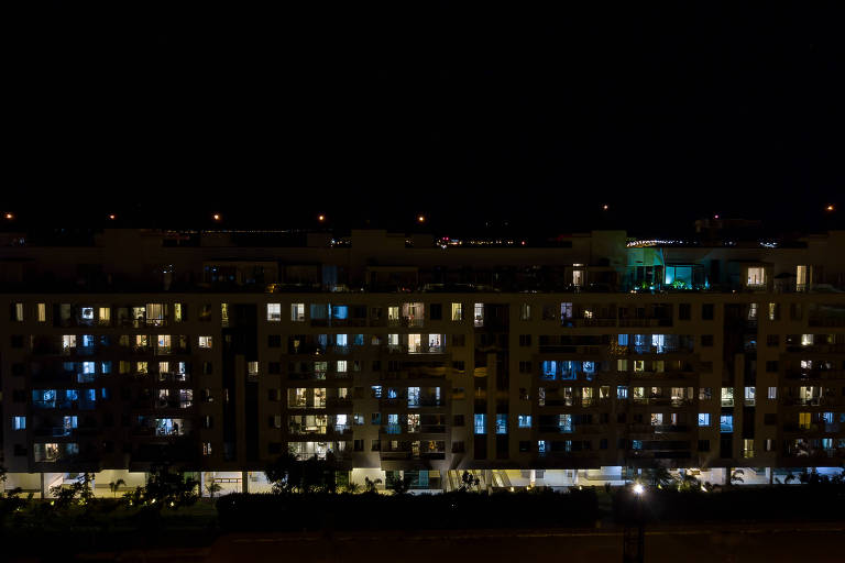 Prédios com luzes de janelas acesas em Brasília