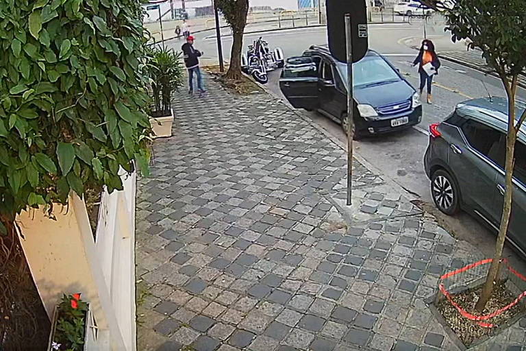 Carro é roubado com criança e idosa dentro em Curitiba; veja vídeo