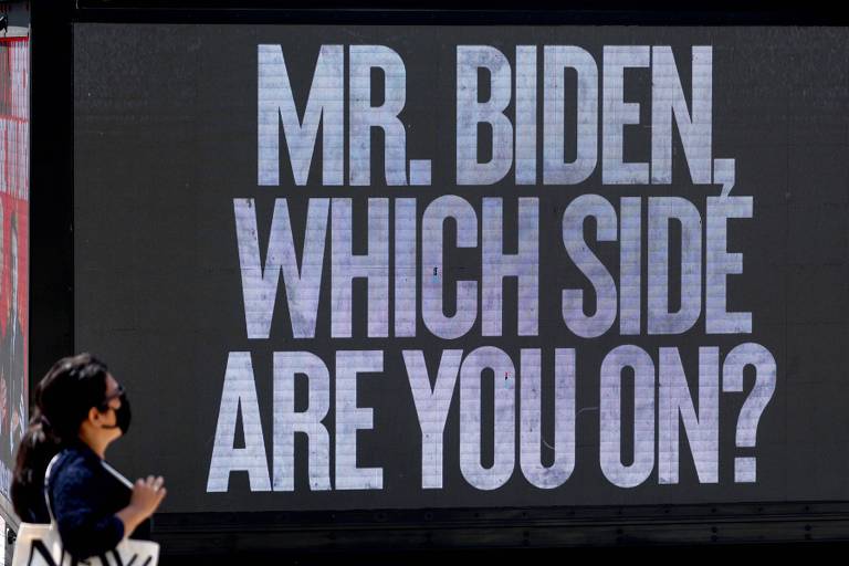 Na véspera do encontro entre líderes, telão em Los Angeles exibe protesto contra Bolsonaro e questiona: 'Biden, de que lado você está?' 