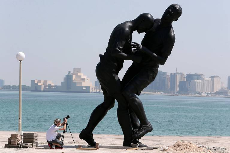 Fotógrafo registra em praia de Doha, no Qatar, a imagem da estátua de 5 metros de altura feita pelo artista Adel Abdessemed e que retrata a cabeçada que Zidane deu no peito de Materazzi na final da Copa do Mundo de 2006