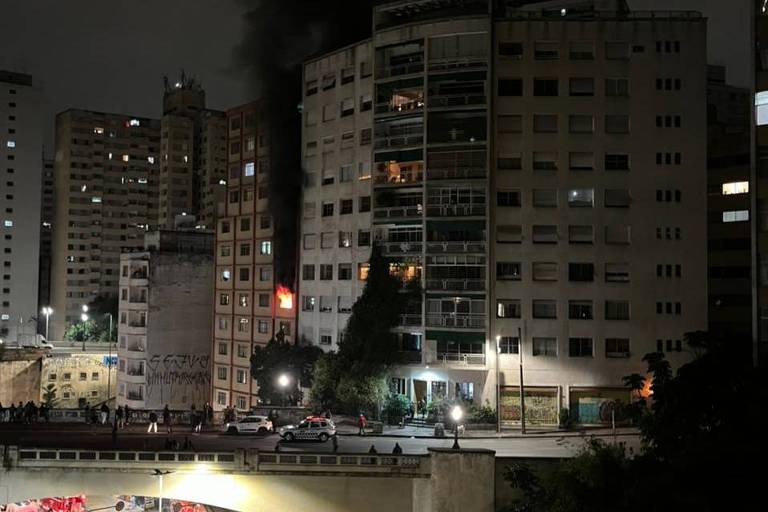 Imagem mostra incêndio em um prédio perto de um viaduto