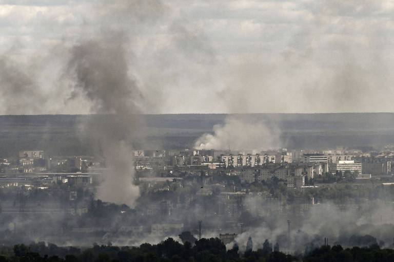 Fumaça sobe em Severodonestk, cidade sob ataque russo na região de Lugansk