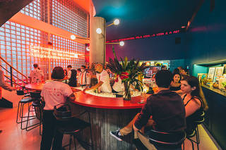 Bar com 16 mesas de sinuca dá 1h de jogo grátis todos os dias - 22/03/2012  - Bares - Guia Folha