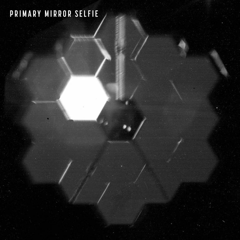 Autorretrato feito pelo James Webb no dia 11 de fevereiro; o telescópio espacial teve um de seus espelhos desregulados por  um micrometeoroide