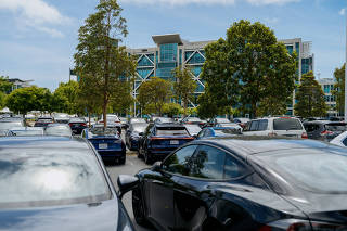 A full parking lot at the artificial intelligence company C3 AI, in Redwood City, Calif., June 3, 2022.  (Aaron Wojack/The New York Times)