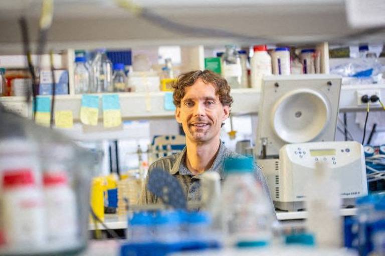 O cientista Chris Rinke em seu laboratório de biociência da Universidade de Queensland, onde faz os testes com as superlarvas comedoras de plástico