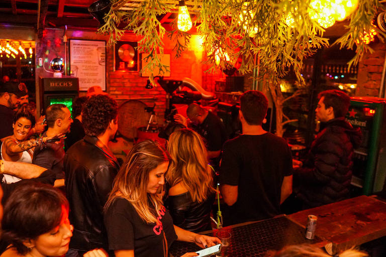 Conheça o Café Hotel, bar que reúne público mais velho em clima de balada em SP