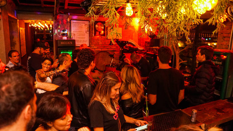 Conheça o bar Café Hotel que reúne publico mais velho em clima de balada