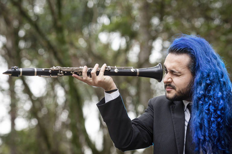 Cabelos azuis do clarinetista Kaique Iritsu ajudam a 'mudar convenções'