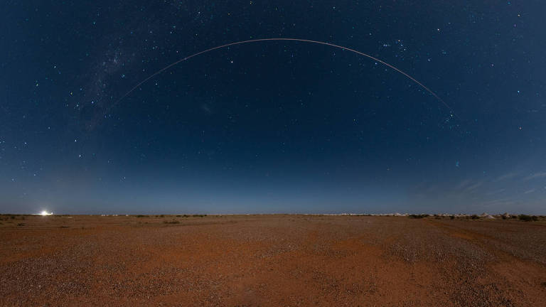 O rastro de fogo deixado pela sonda japonesa na volta à Terra, no deserto da Austrália