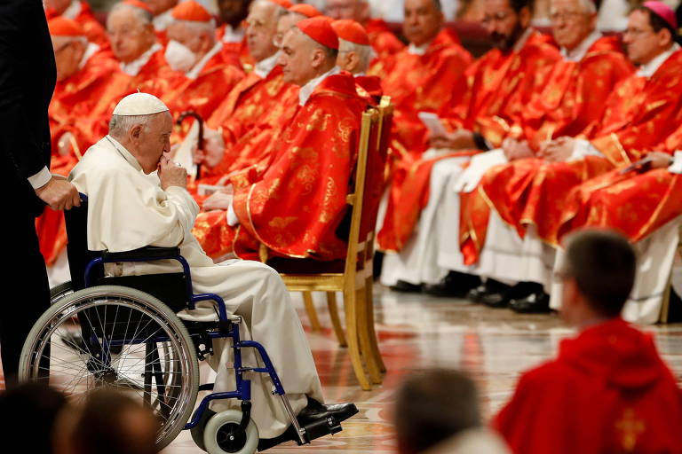 O papa Francisco, de cadeira de rodas, durante missa de Pentecostes, no Vaticano