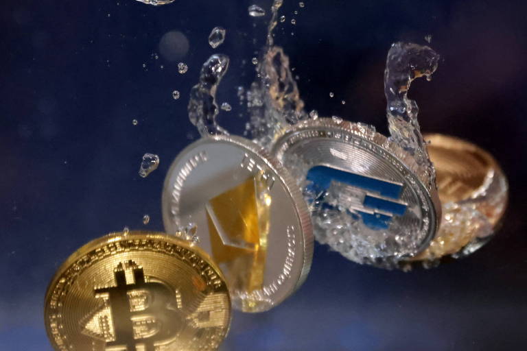 Representação das criptomoedas Bitcoin, Ethereum e Dash dentro da água