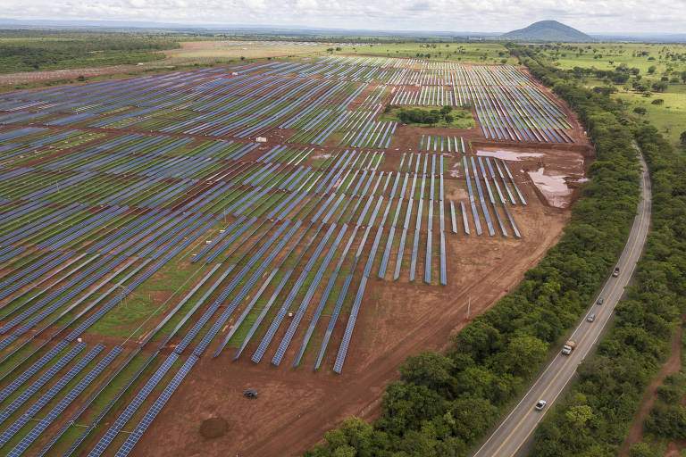 Construção da maior fazenda de produção de energia solar da América Latina, na cidade de Janaúba (MG)
