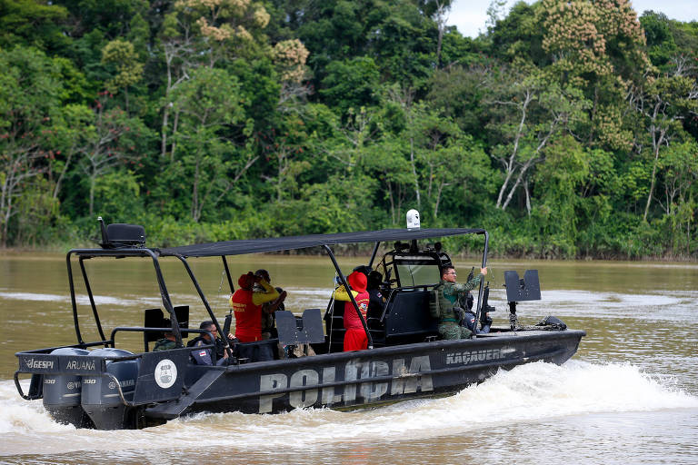 Buscas pelo indigenista Bruno Pereira e pelo jornalista britânico Dom Philips na região do Vale do Javari, no Amazonas.  Na foto, policiais e bombeiros militares do AM e indígenistas organizam expedição de busca no rio Itaquaí, afluente do rio Javari. 