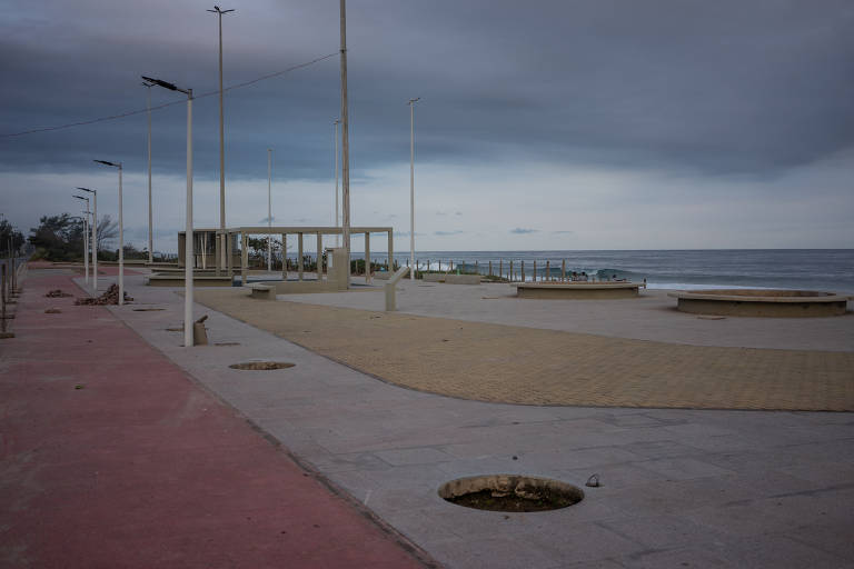 As obras ocorrem em diversas partes do município, como na orla da praia de Jaconé.